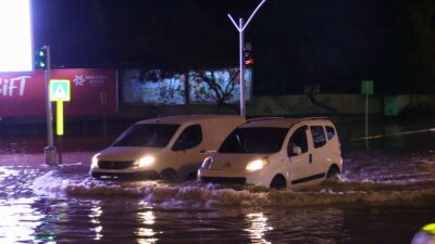 Kent merkezinde akşam saatlerinde başlayan sağanak, aralıklarla etkisini sürdürüyor. Merkezde