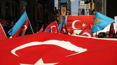 ABD‘nin birçok farklı eyaletinden gelerek Türkiye’nin Washington Büyükelçiliği Rezidansı önünde