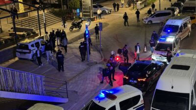 Elazığ'da bir alışveriş merkezi önünde çıkan kavgada 1 kişi yaralandı. 