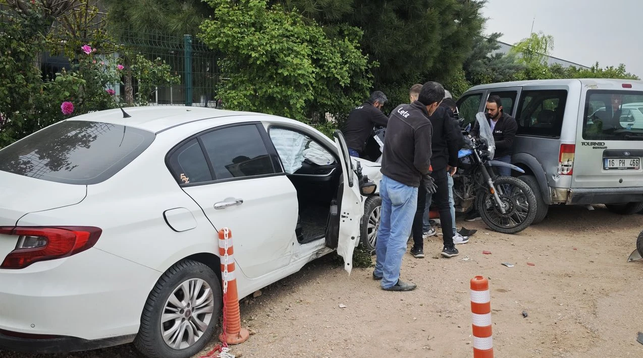 Bursa'nın İnegöl ilçesinde iki otomobilin çarpışması sonucu 4 kişi yaralandı.