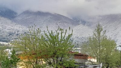 Bursa'nın dağlık bölgelerinde nisan ayında yağan kar, mahalleleri beyaza bürüdü.