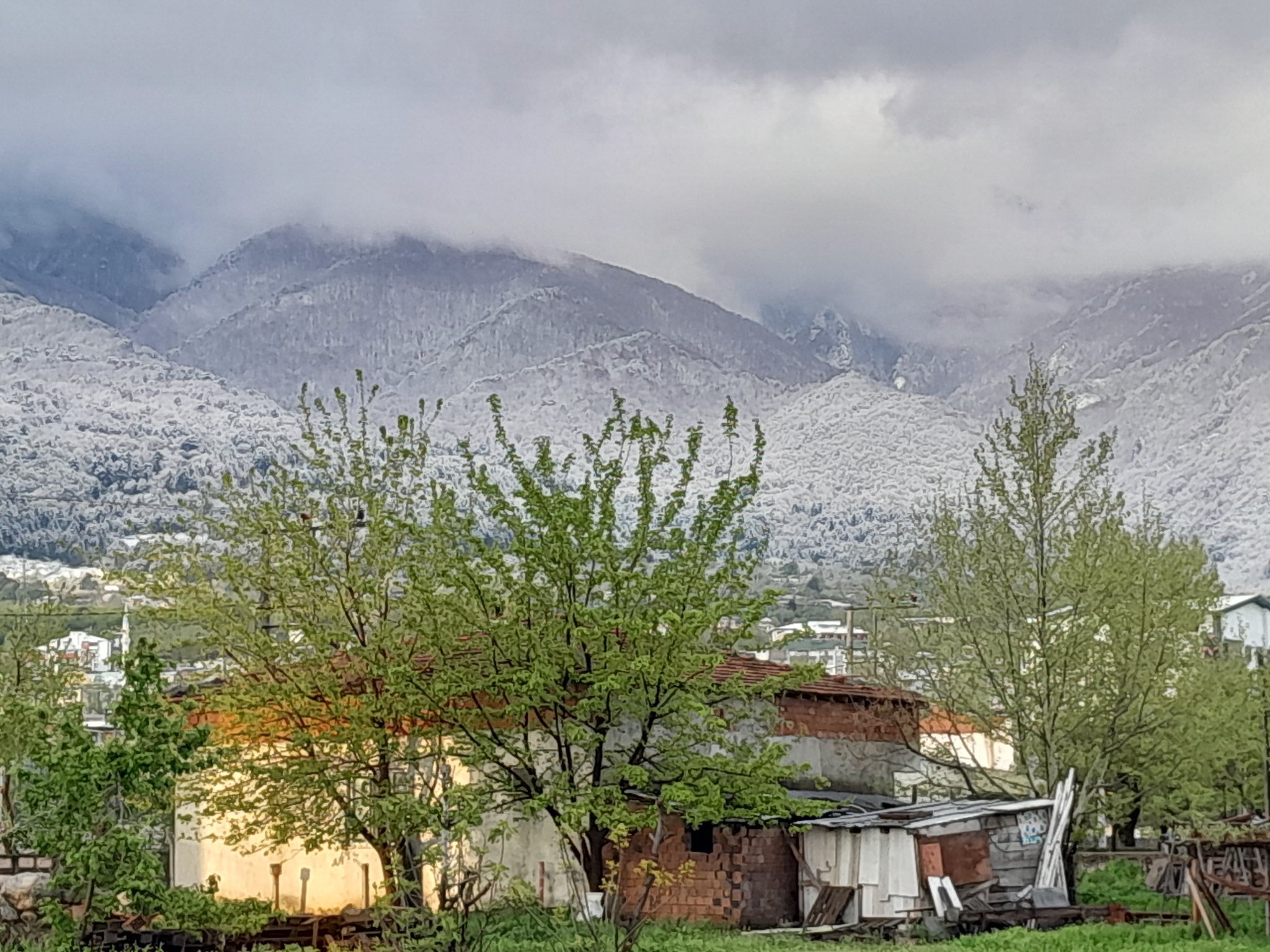 Bursa'nın dağlık bölgelerinde nisan ayında yağan kar, mahalleleri beyaza bürüdü.