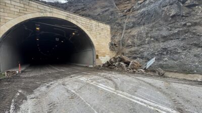 Gümüşhane'de Hacıemin 3 Tüneli'nin Trabzon istikameti çıkışında meydana gelen heyelan,