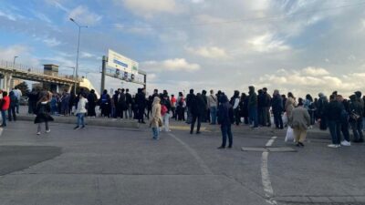 Metrobüsün son durağı olan Beylikdüzü'nde inen vatandaşlar, Büyükçekmece yönündeki ilçelere