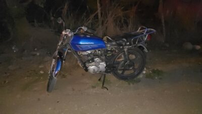 İlçede devriye görevinde polis ekibi, üzerinde iki kişinin bulunduğu motosikletten