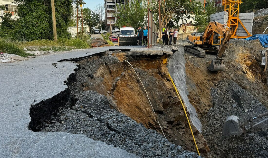 Bağlarbaşı Mahallesi Vişneli Sokak’taki inşaat sahasının yanında bulunan yolun bir