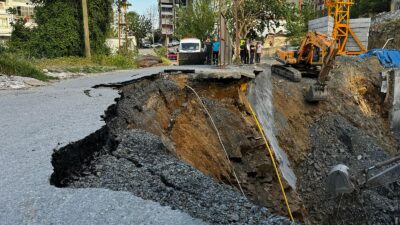 Bağlarbaşı Mahallesi Vişneli Sokak’taki inşaat sahasının yanında bulunan yolun bir