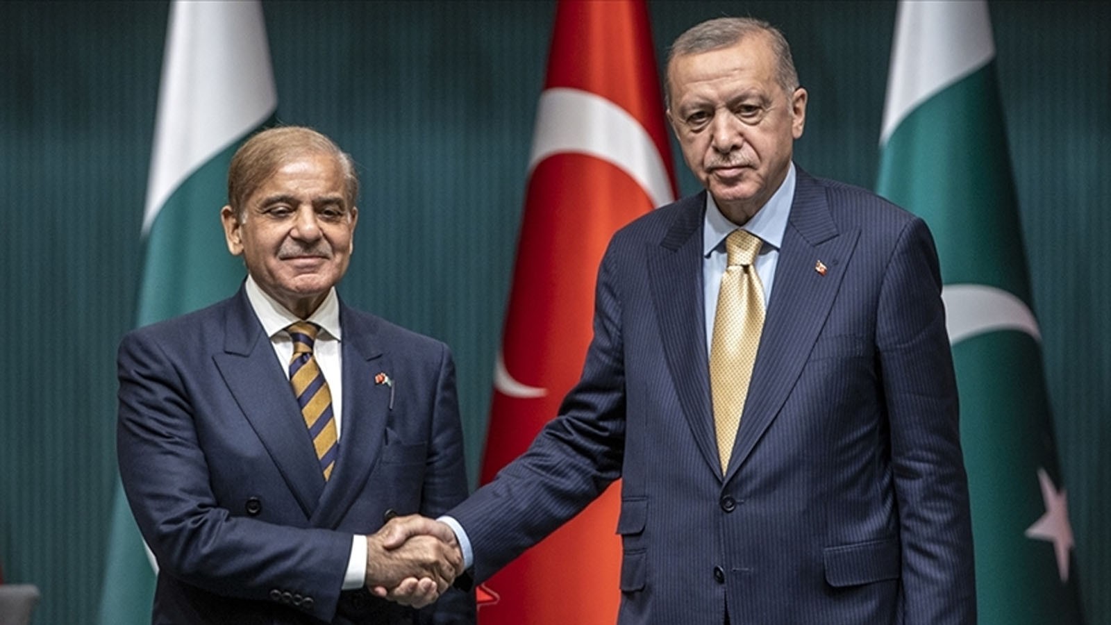 Cumhurbaşkanı Recep Tayyip Erdoğan, Pakistan Başbakanı Şahbaz Şerif ile bir