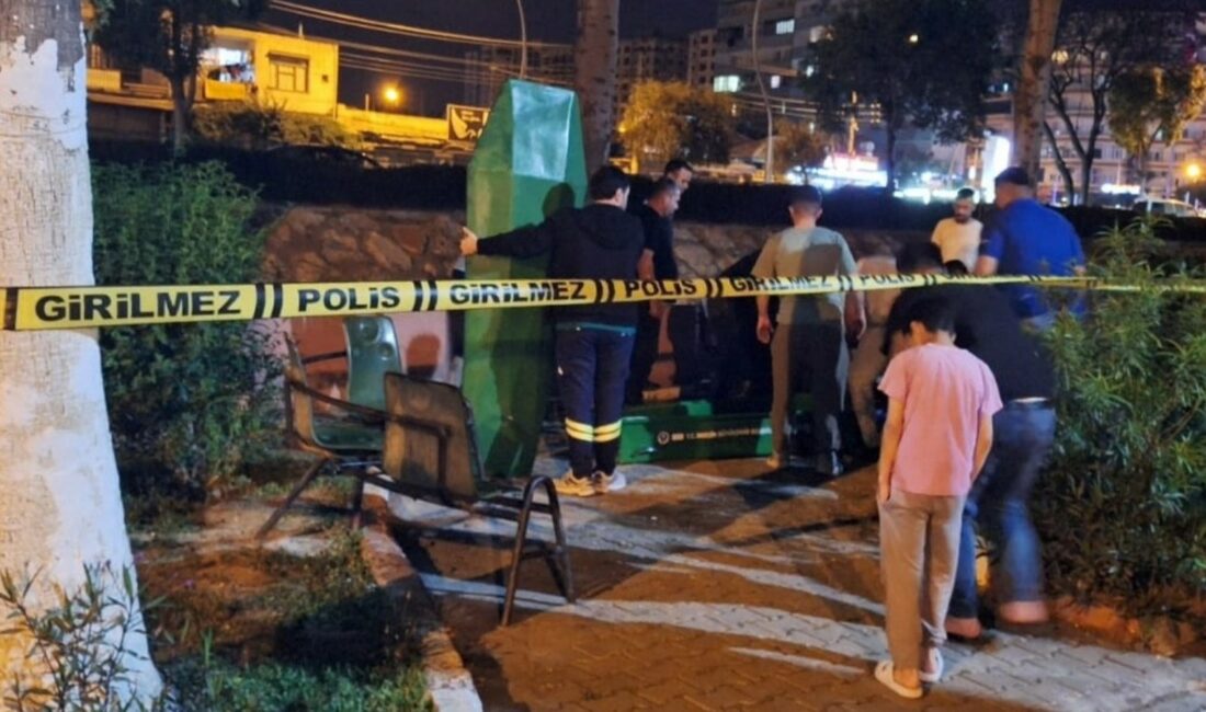 Anıt Mahallesi Aznakay Parkı'nda yerde hareketsiz yatan kişiyi görenler, durumu