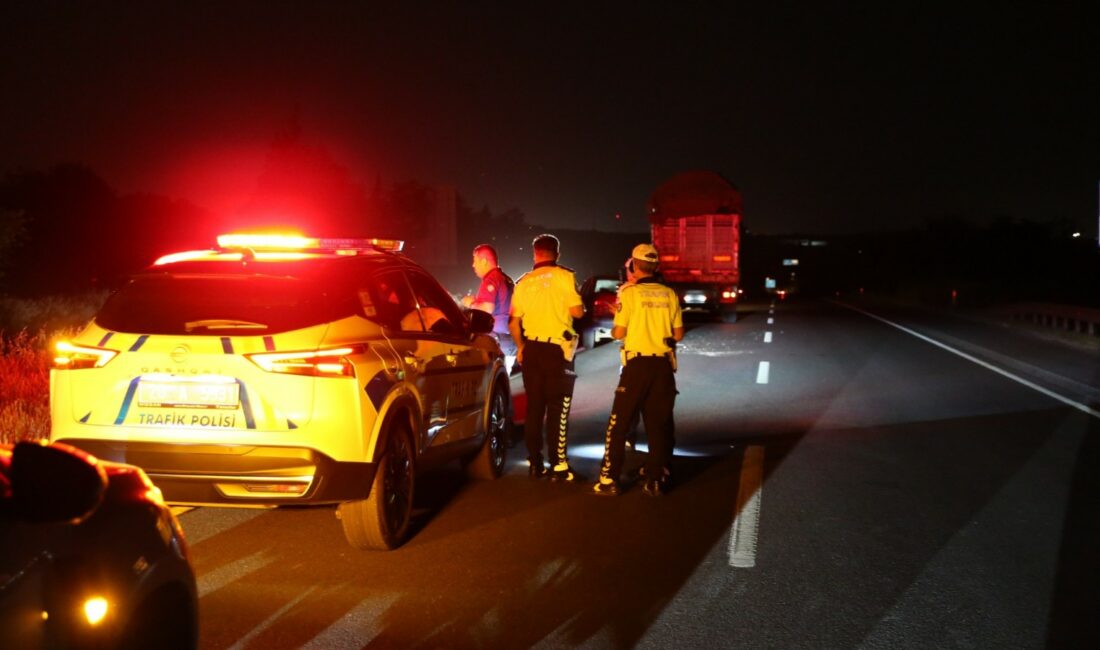 Denizli-Aydın kara yolu Laodikya Köprüsü mevkisinde trafik uygulaması yapan ekipler,