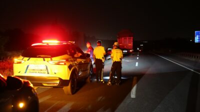 Denizli-Aydın kara yolu Laodikya Köprüsü mevkisinde trafik uygulaması yapan ekipler,