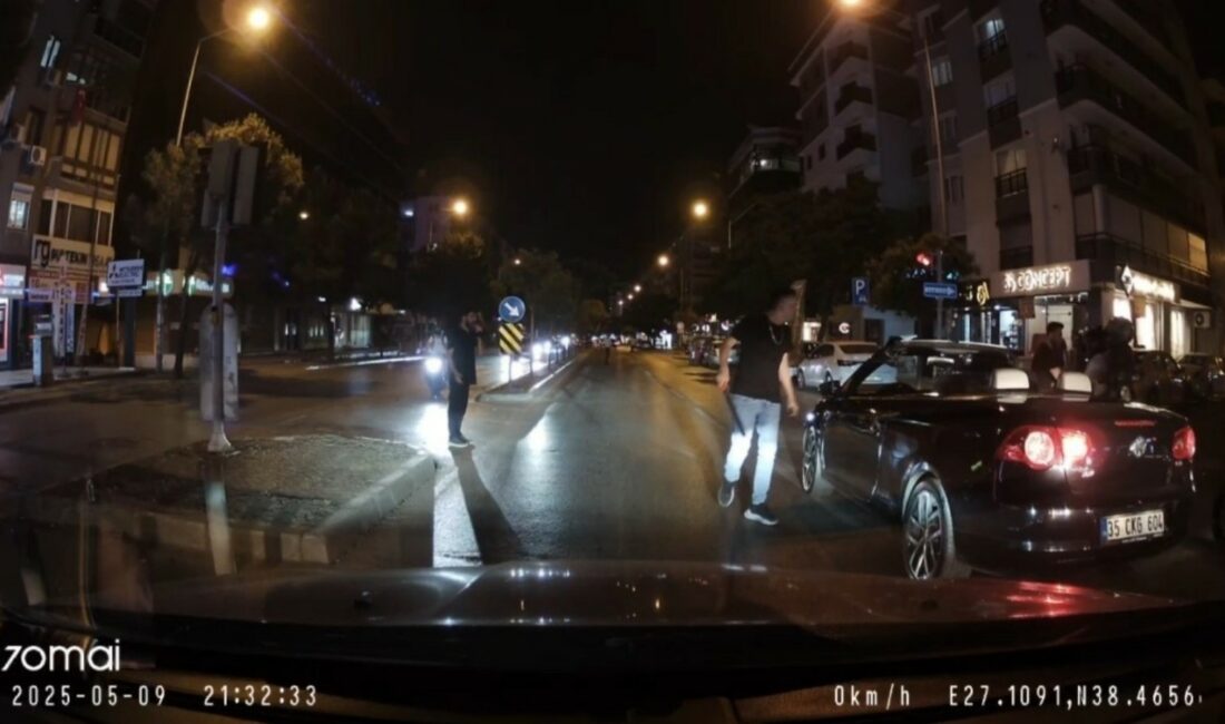 Trafikte seyir halinde olan 35 CKG 604 plakalı spor otomobilin