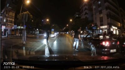 Trafikte seyir halinde olan 35 CKG 604 plakalı spor otomobilin