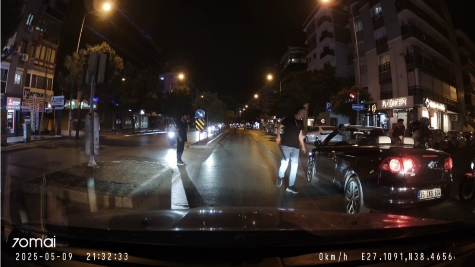 Trafikte seyir halinde olan 35 CKG 604 plakalı spor otomobilin