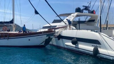 Muğla'nın Fethiye ilçesinde, marina iskelesine yanaşmaya çalışan bir gulet, dümeninin