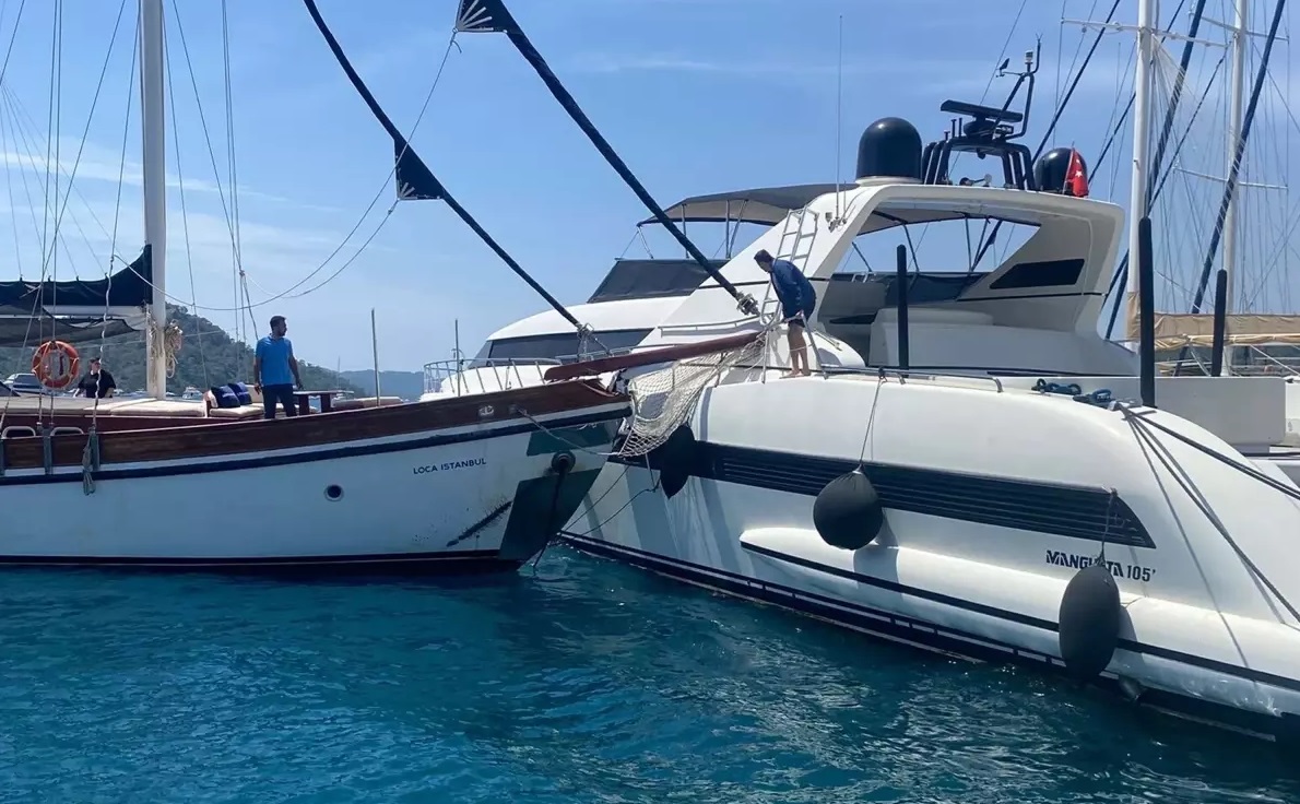 Muğla'nın Fethiye ilçesinde, marina iskelesine yanaşmaya çalışan bir gulet, dümeninin
