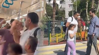 İstanbul Maltepe'de iki çocuğuyla Marmaray'a binen bir kişi, kapı önünde