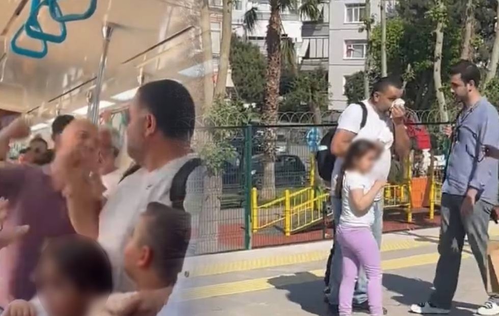 İstanbul Maltepe'de iki çocuğuyla Marmaray'a binen bir kişi, kapı önünde
