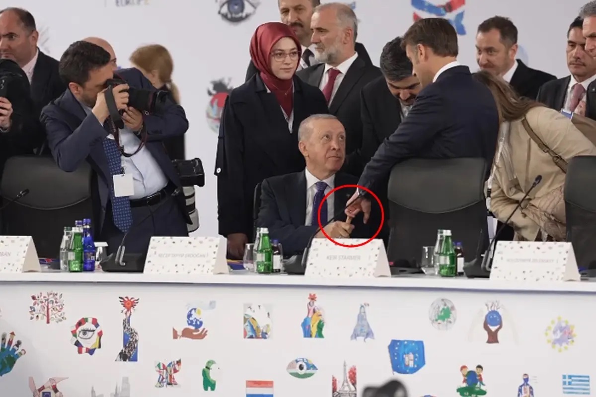 Tiran'daki Avrupa Siyasi Topluluğu Zirvesi'nde Macron, tokalaşırken elini Erdoğan'ın elinin