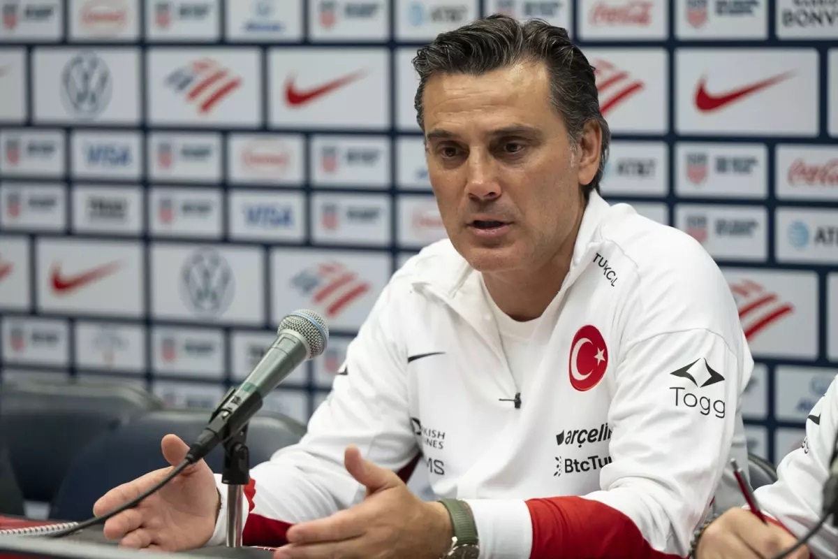 A Milli Takım Teknik Direktörü Vincenzo Montella, milli futbolcu Orkun