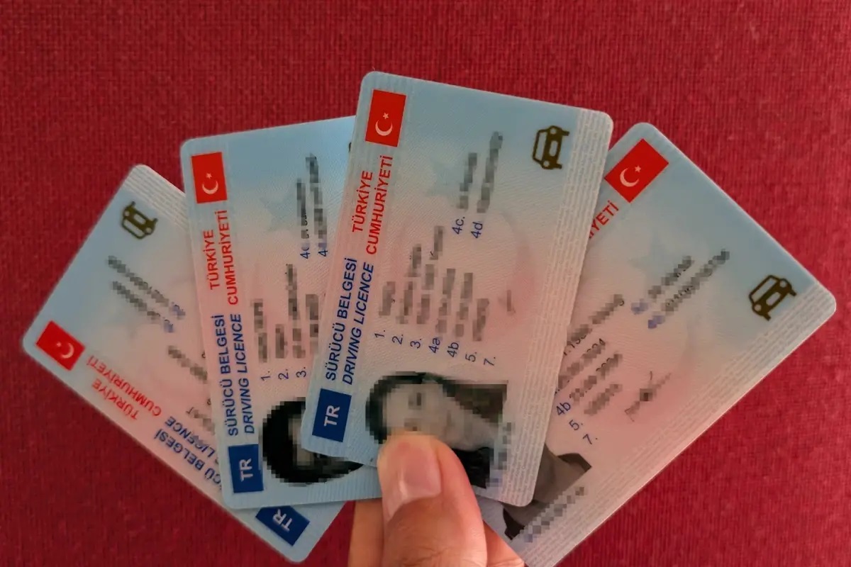 Eski tip ehliyetlerin yenileme süresi 31 Temmuz'da doluyor. Eski ehliyetlerini