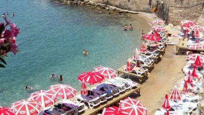 Antalya Kaleiçi Yat Limanı'ndaki Mermerli Plajı'nda uygulanan giriş ücretinin 1000