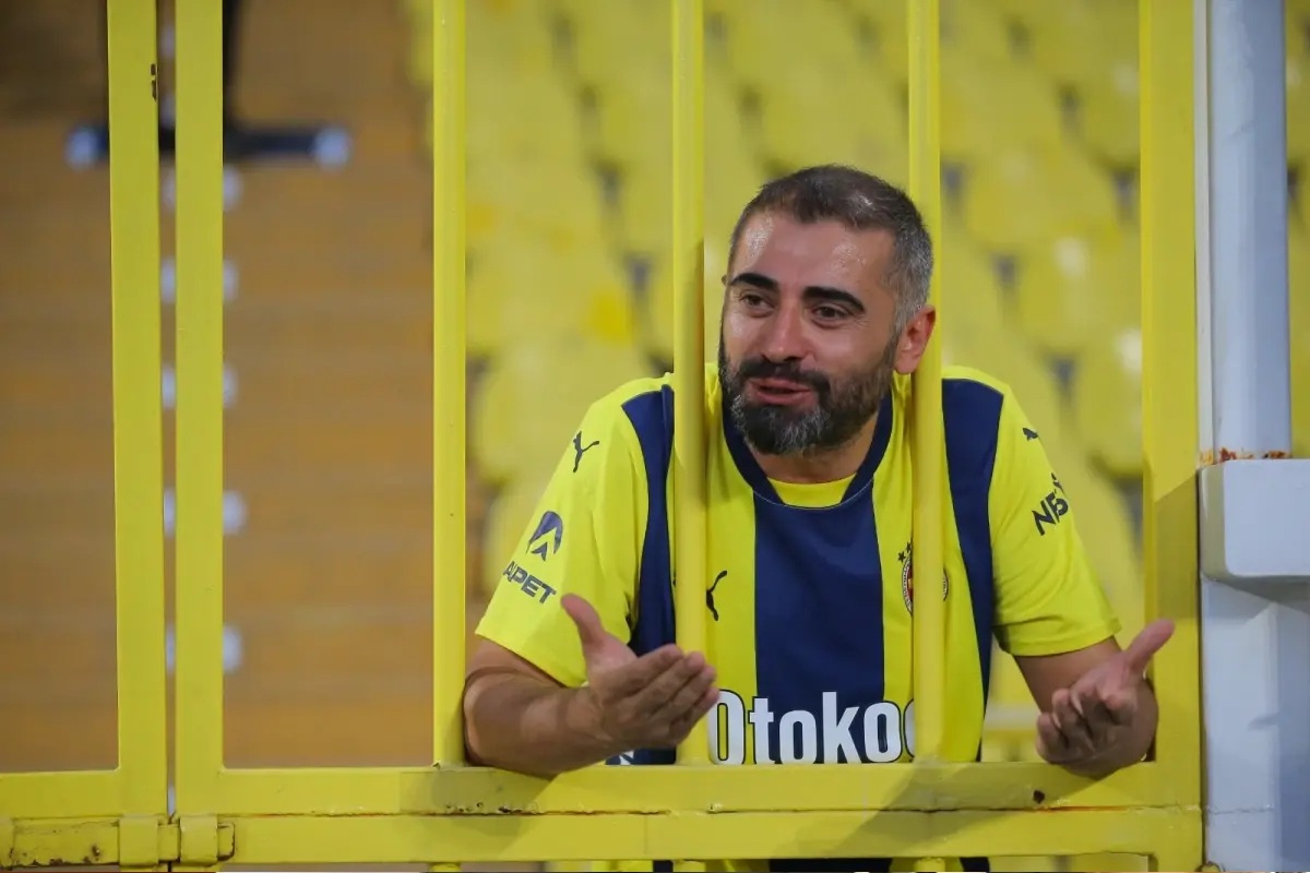 Benfica maçı öncesinde Sarı lacivertli taraftarlar, takımları için dua ederken,