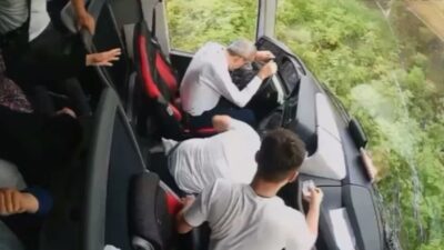 Samsun’un Terme ilçesinde otobüsün yoldan çıkıp kamyonete branda çekenlere çarptığı,