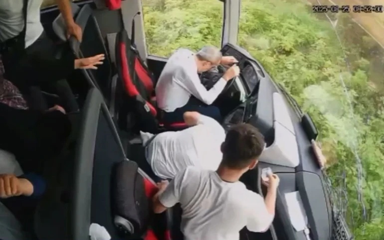 Samsun’un Terme ilçesinde otobüsün yoldan çıkıp kamyonete branda çekenlere çarptığı,