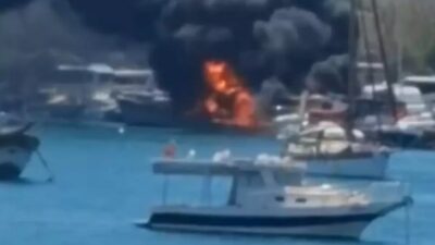 İzmir'in Urla ilçesinde bir teknede çıkan yangın, rüzgarın etkisiyle diğer
