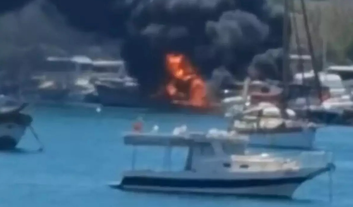 İzmir'in Urla ilçesinde bir teknede çıkan yangın, rüzgarın etkisiyle diğer
