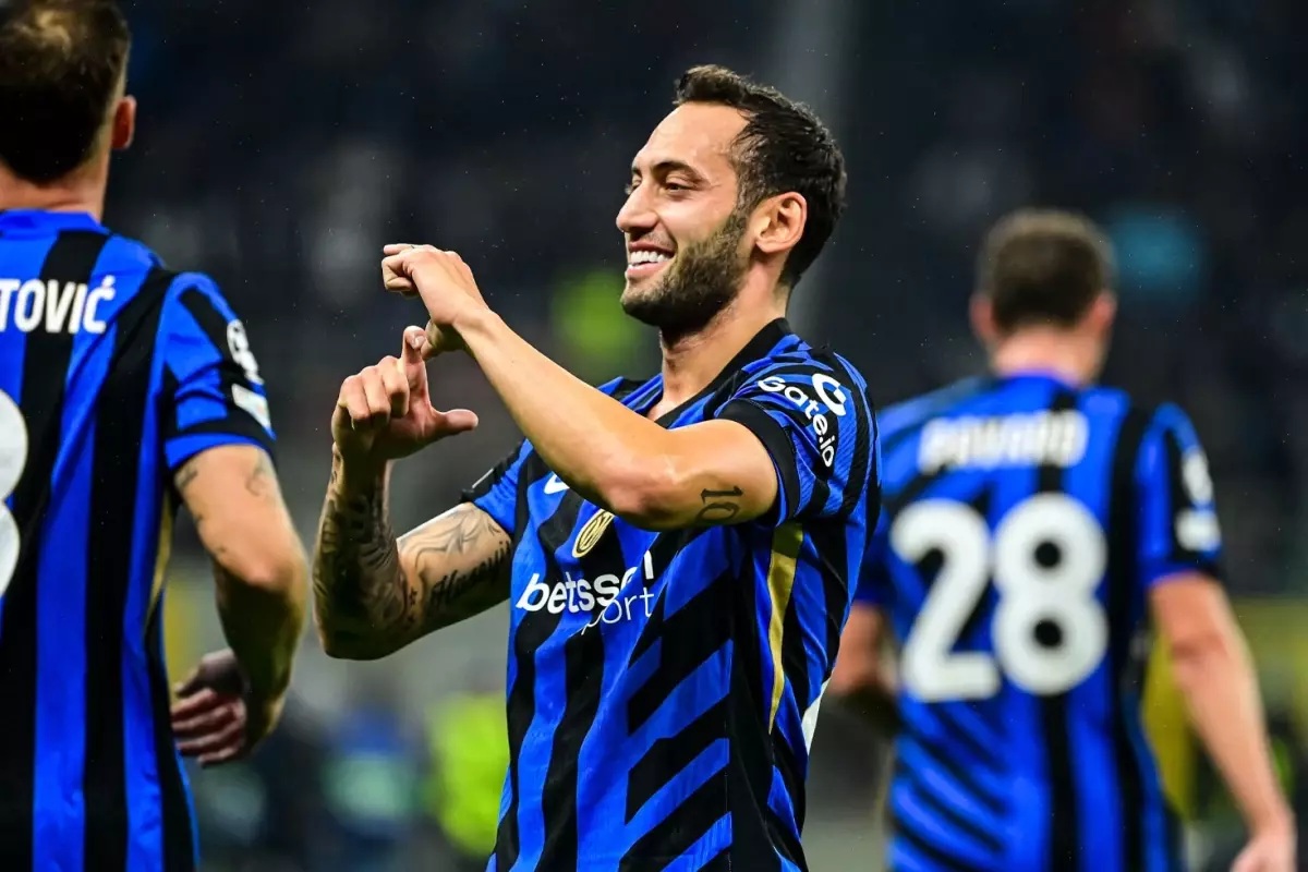 Milli futbolcu Hakan Çalhanoğlu, geleceğiyle ilgili çarpıcı açıklamalarda bulundu. Türkiye'ye