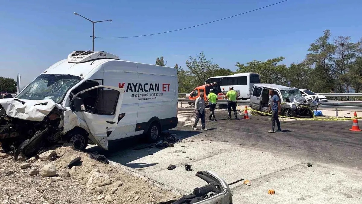 Burdur-Fethiye Karayolu'nda yol çalışması sırasında meydana gelen kafa kafaya çarpışmada