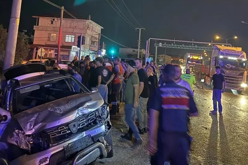 Samsun'un Çarşamba ilçesinde meydana gelen trafik kazasında, bir otomobilin devrilmesi