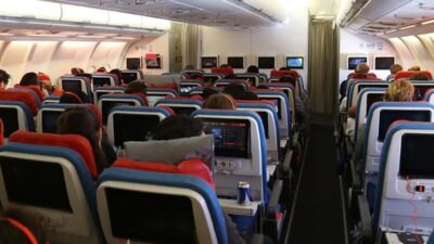 İngiltere'de British Airways'in 51 yaşındaki kadın pilotu, yolcu olarak bulunduğu