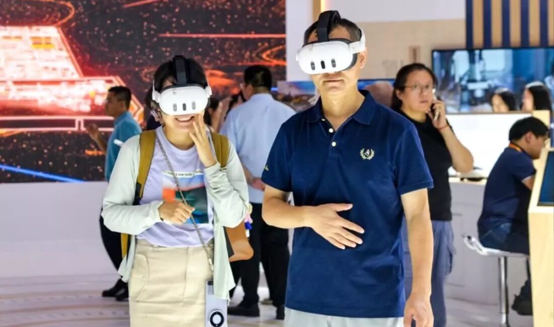 Çin'in başkenti Beijing'de düzenlenen fuarda son teknoloji ürünler sergilenerek ziyaretçilere