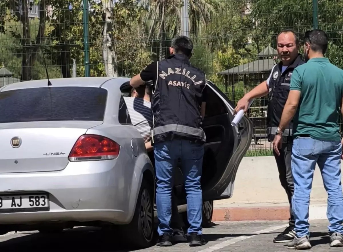 Aydın'ın Nazilli ilçesinde kendisini polis olarak tanıtıp iki vatandaşı dolandıran