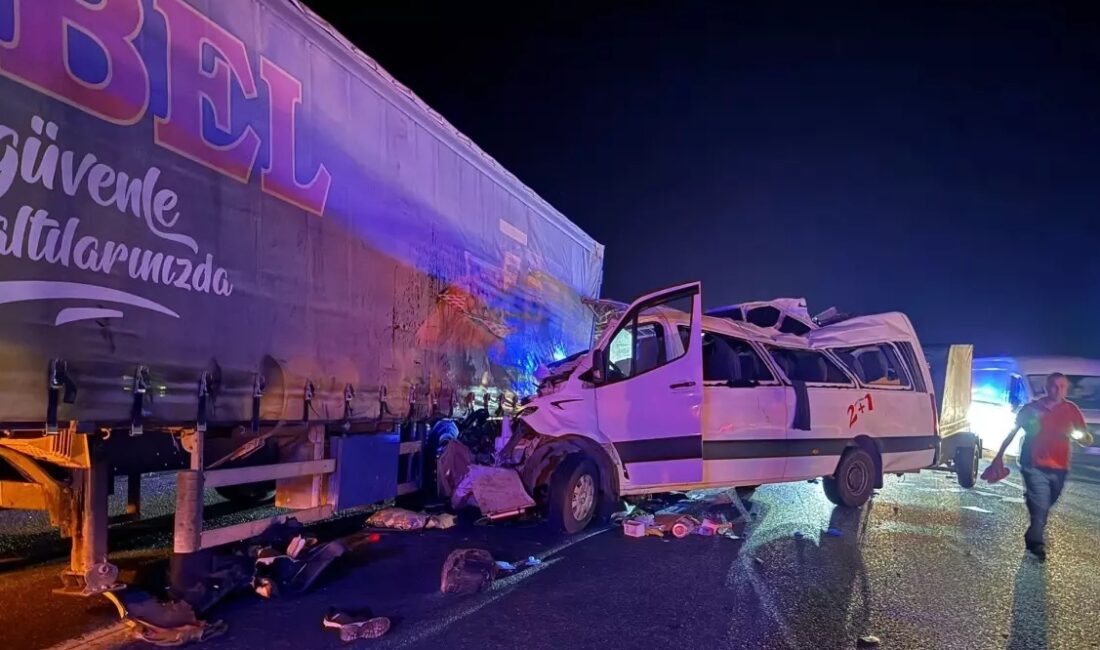 Mersin'in Tarsus ilçesinde tarım işçilerini taşıyan minibüs, otoyolda çekiciye arkadan