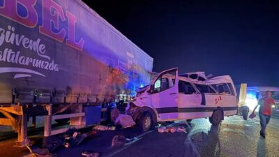 Mersin'in Tarsus ilçesinde tarım işçilerini taşıyan minibüs, otoyolda çekiciye arkadan