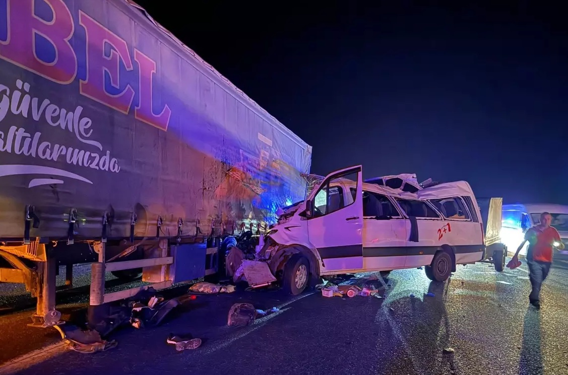 Mersin'in Tarsus ilçesinde tarım işçilerini taşıyan minibüs, otoyolda çekiciye arkadan