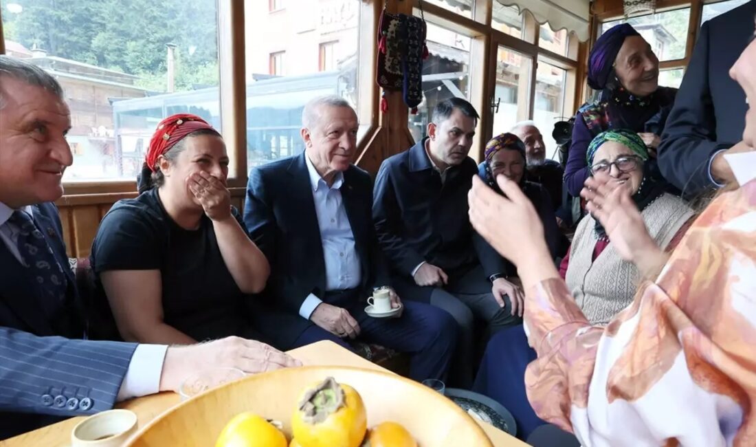 Cumhurbaşkanı Erdoğan memleketi Rize'de komşularıyla bir araya gelerek sohbet etti.