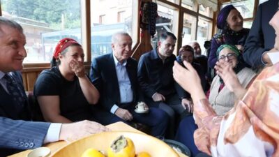 Cumhurbaşkanı Erdoğan memleketi Rize'de komşularıyla bir araya gelerek sohbet etti.