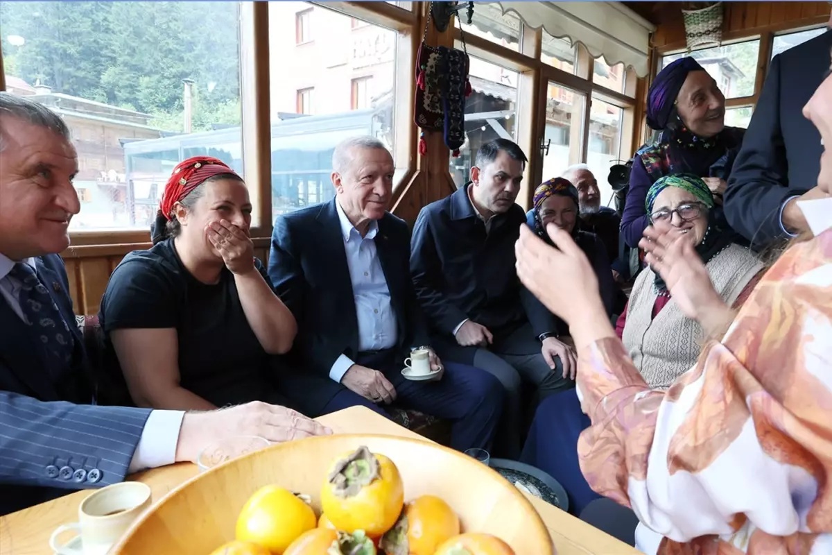 Cumhurbaşkanı Erdoğan memleketi Rize'de komşularıyla bir araya gelerek sohbet etti.