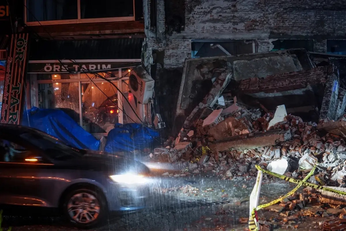 Balıkesir Sındırgı'da meydana gelen 6.1'lik depremin ardından en büyüğü 4.4