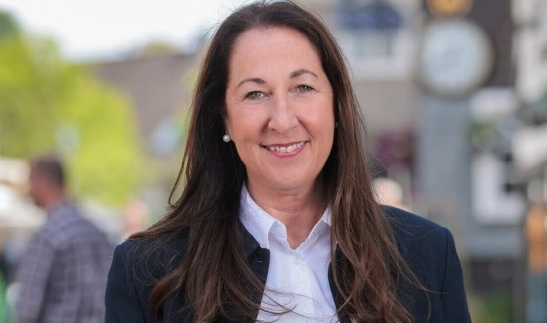 Herdecke kentinin yeni belediye başkanı Iris Stalzer, evinde uğradığı bıçaklı