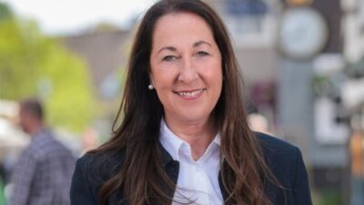 Herdecke kentinin yeni belediye başkanı Iris Stalzer, evinde uğradığı bıçaklı