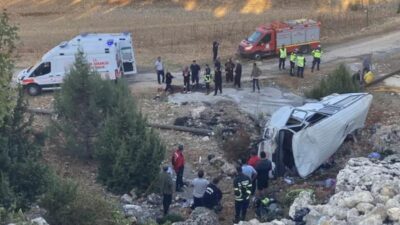 Mersin'in Erdemli ilçesinde tarım isçilerini taşıyan minibüs şarampole devrildi. Kazada