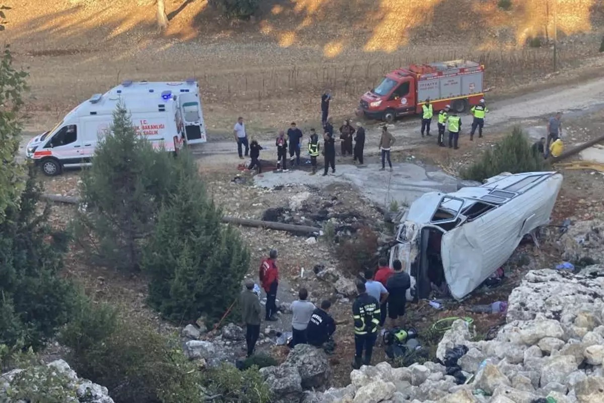 Mersin'in Erdemli ilçesinde tarım isçilerini taşıyan minibüs şarampole devrildi. Kazada