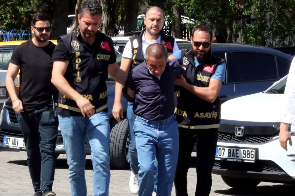 Antalya'nın Döşemealtı ilçesindeki huzurevinde 3 arkadaşını bıçaklayarak öldüren 66 yaşındaki