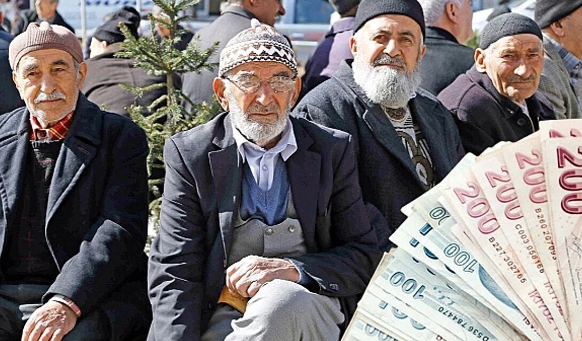 En düşük emekli maaşının yükseltilmesine ilişkin düzenlemeyi de içeren kanun